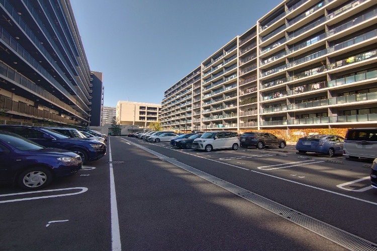 メガシティテラスの駐車場と外観